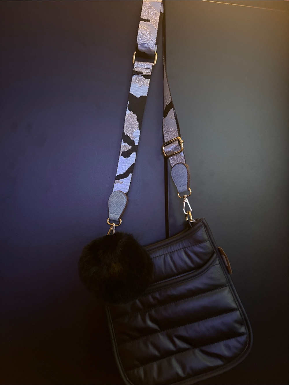 FASHION Black Quilted Crossbody Bag with Patterned Strap